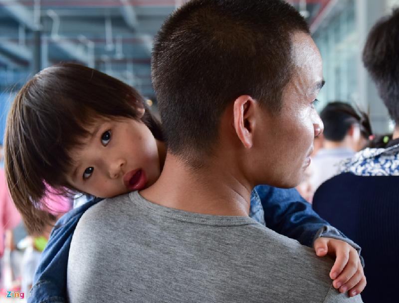 Nhiều người đến muộn, không mua được vé phải quay về nhà trong thời tiết nắng gắt.