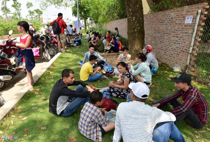 Gia đình của anh Thế Anh đến bãi biển nhân tạo lúc 10h nhưng không mua được vé. Anh đưa mọi người ra gốc cây bên ngoài khu du lịch ngồi nghỉ trước khi quay về.