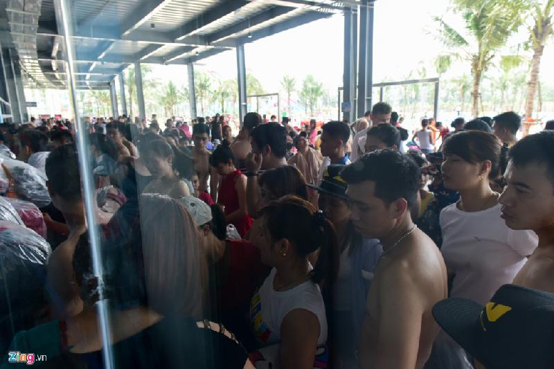 Khu gửi đồ nhỏ và liên tục quá tải. Hàng trăm người xếp hàng bên ngoài trong khi chỉ có 3 nhân viên làm việc bên trong.