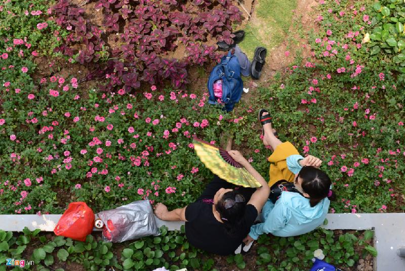 Chỗ ngồi nghỉ khá ít, chủ yếu là bàn ghế của các nhà hàng nên mọi người phải tận dụng mọi nơi có thể nghỉ chân.