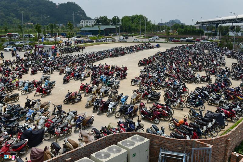 Bãi gửi xe của khu du lịch khá lớn nhưng chỉ có một lối ra vào nên dễ xảy ra tắc nghẽn trong giờ cao điểm.
