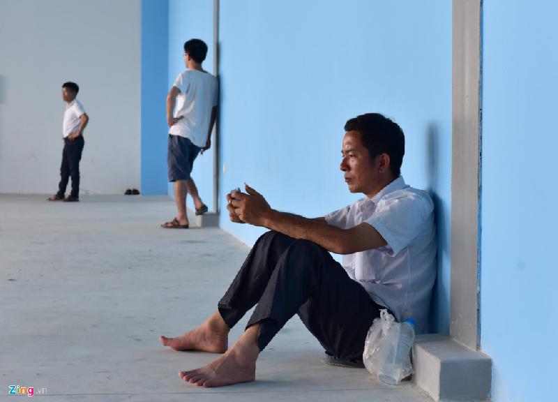 Anh Lễ từ Thạch Thất đưa vợ con đến đây nhân dịp nghỉ lễ. Anh cho rằng đã đi nhiều bãi biển và công viên nước nên không thấy nơi đây có gì thú vị. Do vậy, anh ngồi ngoài đợi mà không mua vé vào chơi cùng.