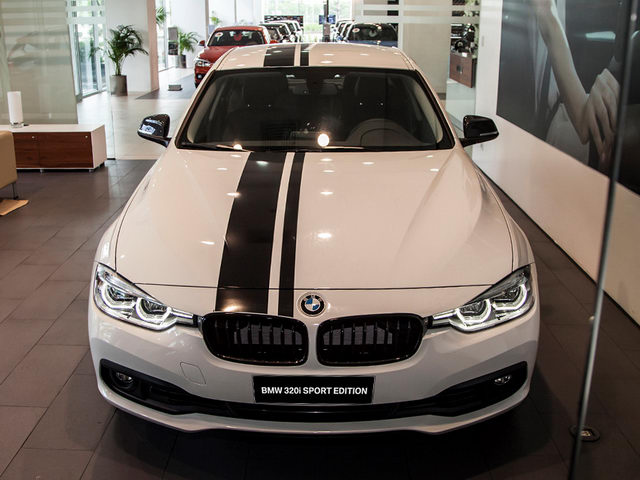 Bản đặc biệt có tên gọi BMW 320i Sport thực chất chỉ là chiếc 320i tiêu chuẩn gắn thêm phụ kiện ở trong và ngoài xe. Để dễ phân biệt với những chiếc 3-Series thông thường, bản 320i Sport đặc biệt này sở hữu tem trang trí kéo dài từ nắp capo đến phần đuôi xe. Lưới tản nhiệt đen bóng. Mâm 18 inch nan kép màu đen, ngàm phanh đỏ. Bên cạnh đó, xe gắn thêm ốp lườn M Performance, gương chiếu hậu và cánh lướt gió ốp carbon. 