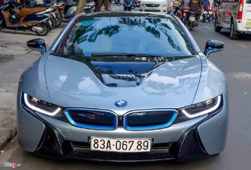 Đây là chiếc BMW i8 màu xám bạc duy nhất tại Việt Nam, thuộc sở hữu của thiếu gia vé số tại Sóc Trăng. Theo chủ nhân chiếc xe, giá trị mua mới khoảng trên 7 tỷ đồng chưa tính phí trước bạ để ra biển số.