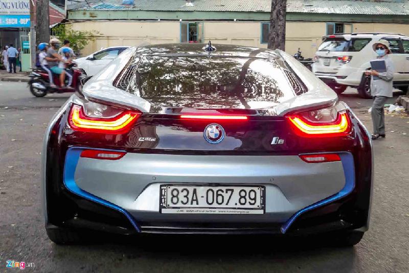BMW i8 từng gây xôn xao trong giới chơi xe cả nước vào năm 2016 và tạo nên cơn sốt. Tổng cộng gần 30 chiếc được nhập về Việt Nam, đều thuộc diện không chính hãng. Giá trị lúc đầu của mẫu xe này khoảng 7 tỷ đồng, tuy nhiên hiện nay, nhiều đại lý rao giá khoảng 5 tỷ đồng.