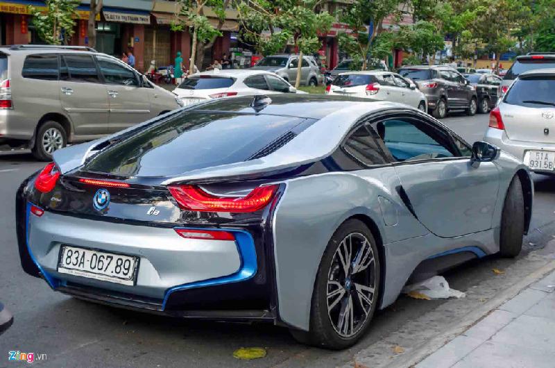 BMW i8 trang bị động cơ 3 xy-lanh, dung tích 1.5 lít, công suất tối đa 231 mã lực, kết hợp với động cơ điện công suất 131 mã lực. Siêu xe này tăng tốc từ 0-100 km/h trong 4,4 giây trước khi đạt vận tốc tối đa 250 km/h.