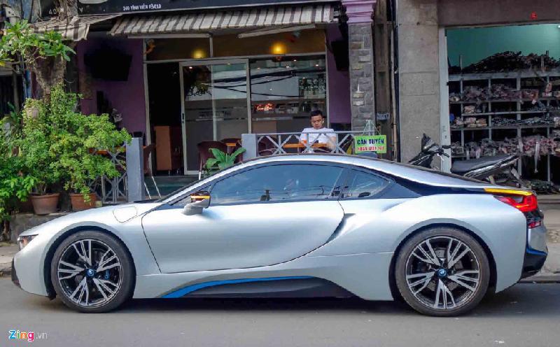 BMW i8 độc nhất của thiếu gia vé số Sóc Trăng tái xuất ở Sài Gòn hình ảnh 5 i8 có mức tiêu thụ nhiên liệu chỉ 2,1 lít/100 km (tương đương một chiếc Honda Air Blade). Khi hết xăng, xe có thể chạy bằng điện thêm 35 km, với vận tốc tối đa có thể đạt 120 km/h. Tuy nhiên đây là khả năng tiết kiệm trên lý thuyết, mức tiêu hao thực tế khoảng trên 5 lít/100 km.