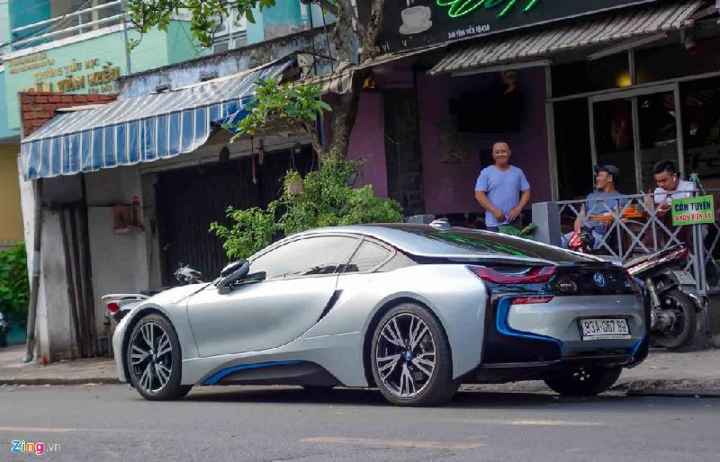 BMW i8 gây chú ý mỗi khi xuất hiện nhờ ngoại hình đặc biệt. Với kiểu dáng thấp, bè đặc trưng trên xe thể thao, cộng với những đường uốn lượn độc đáo, nhiều người cho rằng đây là mẫu xe đến từ tương lai.