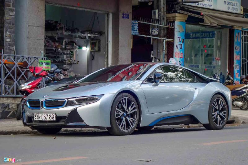 Tuy nhiên do hệ truyền động hybrid khá phức tạp nên vấn đề sửa chữa i8 mỗi khi hỏng hóc là thử thách rất lớn đối với thợ Việt Nam. Vì vậy thời gian qua, lượng i8 xuất hiện trên đường ngày càng ít, một phần do lỗi điện mà chưa có thiết bị và chuyên gia sửa chữa.