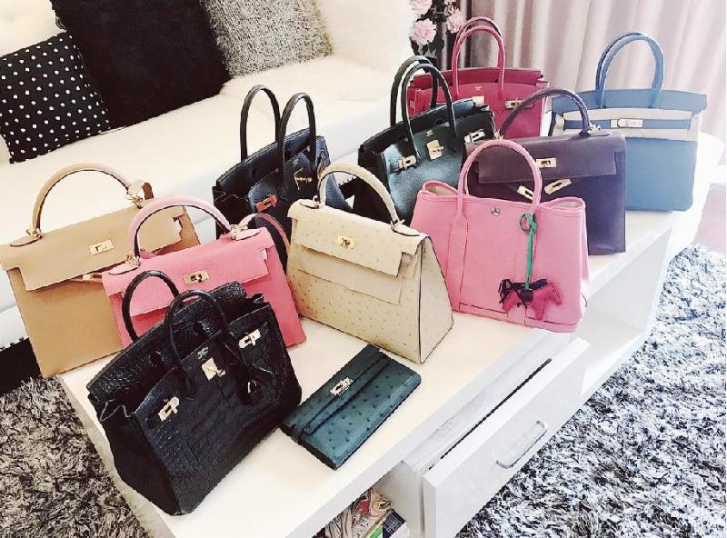 Huyền My vừa chia sẻ trên Instagram bộ sưu tập túi hiệu đắt giá của cô. Người đẹp sở hữu gần chục chiếc túi Hermes Birkin và Hermes Kelly với đầy đủ màu sắc. Ở phần bình luận với bạn bè, á hậu 9X cho biết cô đã 