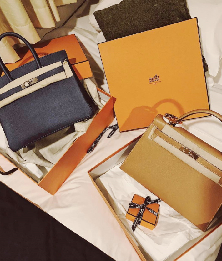 Bên cạnh đó, Huyền My cũng mới sắm 2 chiếc túi Hermes màu xanh tím than và màu vàng. Cô hào hứng viết trên trang cá nhân đây là món quà tự thưởng cho bản thân. Hermes là thương hiệu mà bất cứ tín đồ thời trang nào cũng khao khát sở hữu. Giá thấp nhất của một chiếc túi hàng hiệu này cũng khoảng vài trăm triệu đồng. 