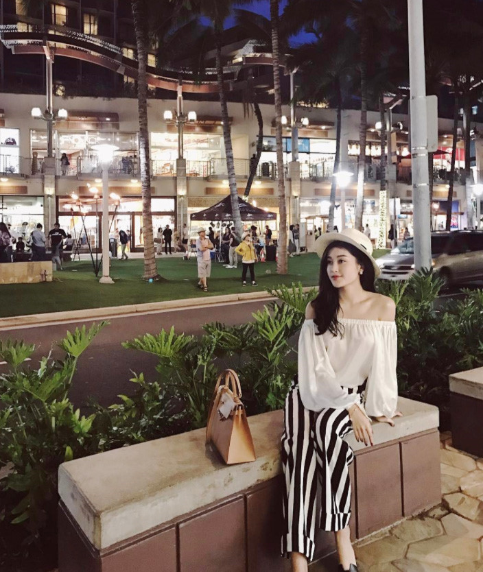 Sở hữu phụ kiện của nhiều thương hiệu khác nhau như Chanel, Dior, Louis Vuitton... nhưng thời gian gần đây Huyền My đặc biệt ưu ái những chiếc túi Hermes và phối đồ đa dạng. 
