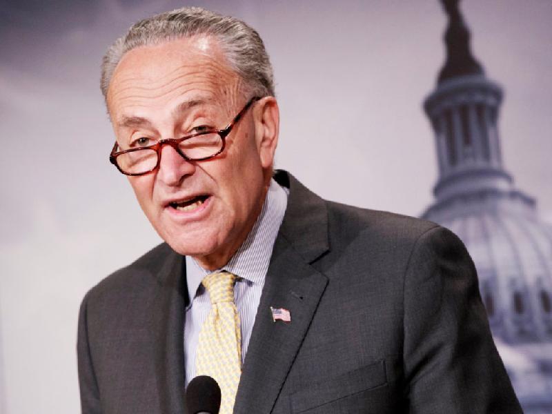 Thượng nghị sĩ Chuck Schumer tốt nghiệp ĐH Harvard năm 1971 và lấy bằng tiến sĩ Luật năm 1974. Sau khi Harry Reid nghỉ hưu, ông được bầu làm lãnh đạo đảng Dân chủ. Ảnh: AP.
