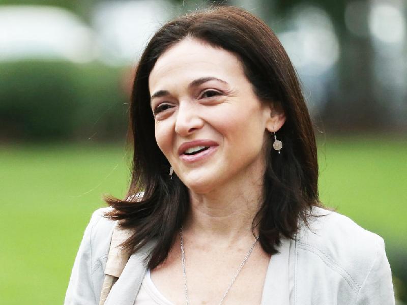 Sheryl Sandberg, giám đốc điều hành Facebook, tốt nghiệp loại xuất sắc ngành Kinh tế học năm 1991. Hiện tại, nữ doanh nhân quyền lực sở hữu khối tài sản trị giá hơn 1 tỷ USD. Trước khi được mời về điều hành mạng xã hội phổ biến hàng đầu thế giới, Sandberg là phó giám đốc mảng bán hàng online của Google và tham mưu trưởng cho bộ trưởng Tài chính Mỹ. Ảnh: Getty.