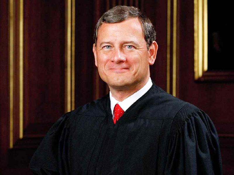 Chánh án Tòa án Tối cao Mỹ John Roberts tốt nghiệp cử nhân xuất sắc năm 1976 và tiến sĩ Luật năm 1979. Là chánh án tương đối trẻ, Roberts sẽ nắm vai trò định hình, lãnh đạo Tòa án Tối cao Mỹ trong các năm tới. Ông cũng là người ảnh hưởng lớn tới nhiều quyết sách, bao gồm cuộc cải cách y tế. Ảnh: Wikimedia.