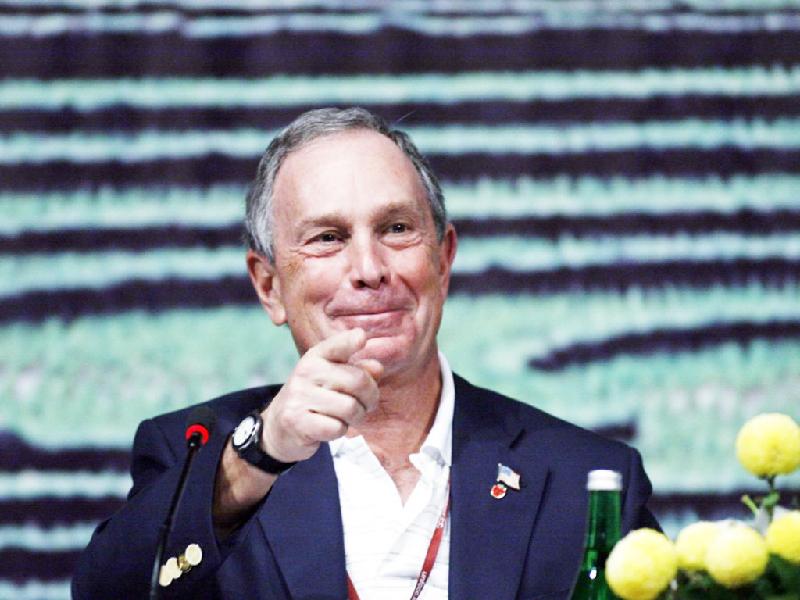 Michael Bloomberg, cựu thị trưởng New York, tốt nghiệp thạc sĩ Quản trị Kinh doanh năm 1966. Ông từng đảm nhận chức vụ này trong 3 nhiệm kỳ và tính đến tháng 4/2017, ông là người giàu thứ 10 thế giới. Bloomberg bắt đầu sự nghiệp tại ngân hàng đầu tư  Salomon Brothers trước khi thành lập công ty dịch vụ tài chính toàn cầu Bloomberg L.P. Ảnh: Reuters.