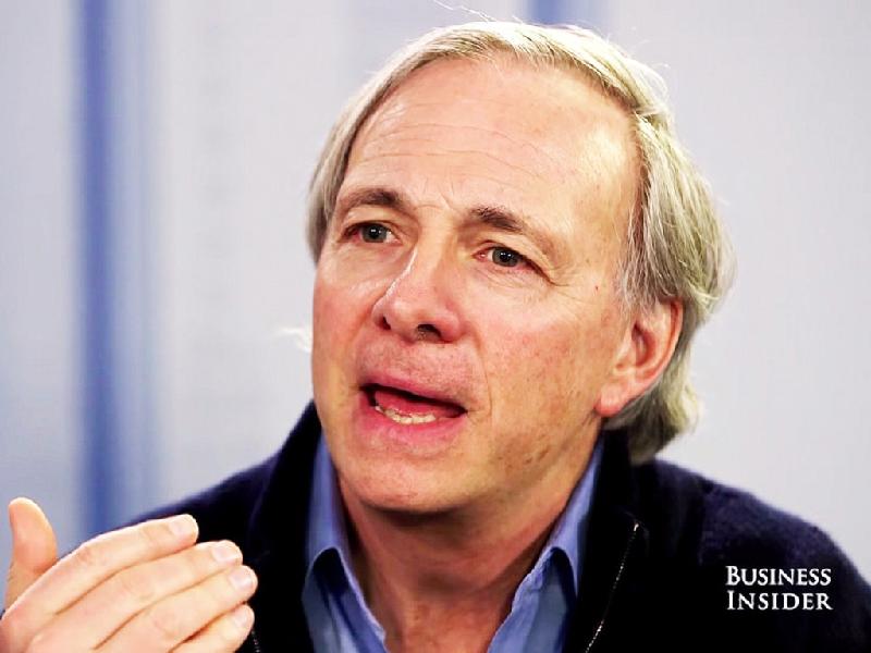Ray Dalio, nhà sáng lập quỹ đầu tư Bridgewater Associates, nhận bằng thạc sĩ Quản trị Kinh doanh năm 1974. Ông sở hữu khối tài sản trị giá 16,8 tỷ USD. Từ chức quản lý hồi tháng 3, Dalio nhấn mạnh ông 