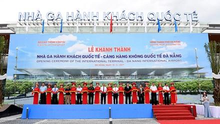  Dự án “Xây dựng nhà ga hành khách quốc tế - Cảng hàng không quốc tế Đà Nẵng” được khởi công vào ngày 15/11/2015, bao gồm 4 hạng mục chính: Nhà ga hành khách quốc tế; Cầu vượt trước nhà ga hành khách; Nhà kỹ thuật; Sân đỗ ô tô. Dự án có tổng mức đầu tư 3.500 tỷ đồng, được thực hiện bằng nguồn vốn được huy động từ vốn chủ sở hữu của Công ty CP Đầu tư Khai thác nhà ga quốc tế Đà Nẵng, và một phần vay ngân hàng. Đây cũng là dự án hàng không đầu tiên tại Việt Nam thực hiện theo hình thức xã hội hóa.