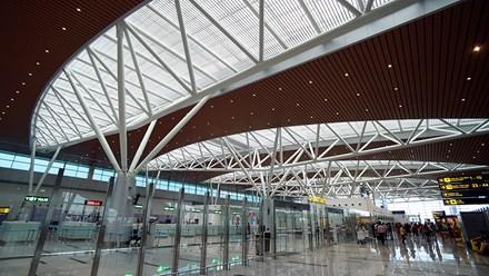 Cầu vượt trước nhà ga với diện tích xây dựng 7.500 m2, dài 623m, mặt cắt ngang hai đầu cầu rộng 7m, lề đi bộ 1m, phần tiếp giáp nhà ga rộng 11 m2, lề đi bộ 2 m đảm bảo 2 làn xe chạy và 1 làn xe dừng.