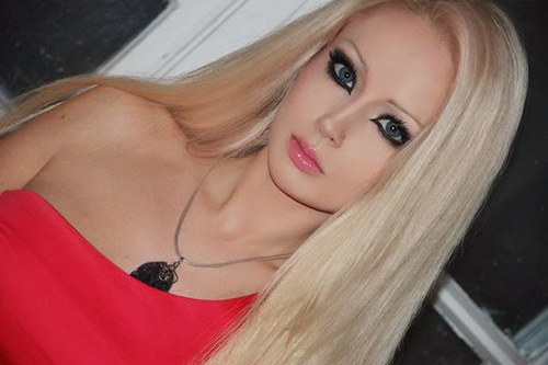 Gương mặt tựa búp bê sống của Charlotte Hothman 