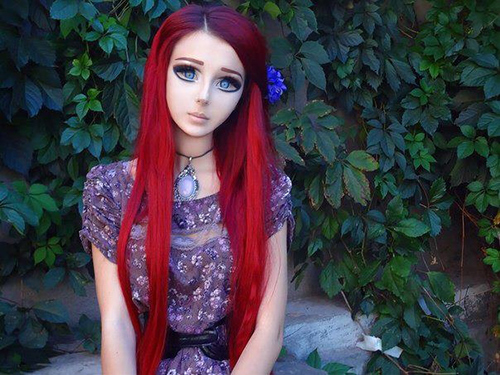 3. Anastasia Shpagina  Người mẫu Ukraine này được biết đến như là hình tượng búp bê Anime với mái tóc màu đỏ tía và đôi mắt to tròn hơn người thường. Cô là bạn thân của búp bê Lukyanova nhưng cả hai đi theo hình tượng búp bê khác nhau. Cô đã từng sở hữu mái tóc màu tối, cặp lông mày mỏng lưa thưa, giống như bạn mình nhưng đã nhờ tới 