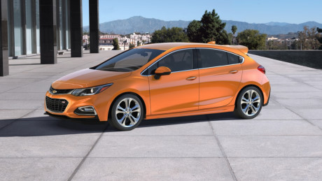 Giá Cruze LT Diesel số sàn sedan khởi điểm từ 24.670 USD (khoảng 567 triệu đồng), đã bao gồm 875 USD phí vận chuyển. Mẫu số tự động sẽ có giá 26.270 USD (khoảng 604 triệu đồng)