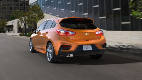 Chiếc Cruze diesel với hộp số tự động sẽ đắt hơn 3.945 USD so với mẫu xe chạy xăng tương đương. Tuy nhiên mẫu diesel sẽ đi kèm gói Tiện nghi tiêu chuẩn trị giá 1.150 USD vốn là tùy chọn đối với mẫu chạy xăng.