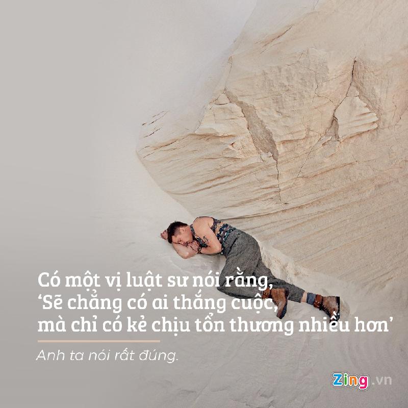 Cuộc ly hôn giữa Brad Pitt và Angelina Jolie để lại cho cả hai dư vị đầy cay đắng và khiến không ít người hâm mộ cảm thấy chạnh lòng. “Cả hai chúng tôi đều đang cố gắng hết sức. Có một vị luật sư nói rằng, ‘Sẽ chẳng có ai thắng cuộc, mà chỉ có kẻ chịu tổn thương nhiều hơn’. Anh ta nói rất đúng. Bạn mất một năm tham gia kiện tụng để chứng minh tại sao mình đúng và đối phương lại sai. Nhưng nó chỉ càng khiến cho sự oán giận chua cay tăng lên gấp bội”, nam diễn viên kết luận.