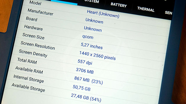 Mới đây, trên trang frandroid.com đã cho đăng tải những hình ảnh thực tế của Nokia 9. Chiếc smartphone vẫn còn nằm trong một chiếc hộp nhỏ để giữ bí mật về thiết kế đến phút chót. Nhưng chỉ có thế cũng đủ làm người xem tò mò và thấy được một số tính năng của thiết bị như một cổng USD loại C, một jack cắm tai nghe, màn hình hiển thị 5,27 inch với độ phân giải QHD.