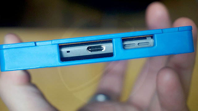 Một điều khá thú vị là Nokia 9 cũng được trang bị camera kép, bắt kịp theo trào lưu của các smartphone cao cấp mà các hãng trang bị cho sản phẩm mới nhất của mình. Camera kép của Nokia 9 sở hữu mật độ điểm ảnh lên đến 13 MP với đèn flash LED kép và có thể tự động lấy nét bằng laser. Ống kính của camera không phải là thương hiệu Carl Zeiss nổi tiếng, điều này có thể gây chút tiếc nuối cho người dùng.