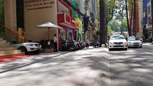 Vỉa hè trung tâm TPHCM thông thoáng sau thời gian quận 1 ra quân lập lại trật tự . Ảnh: Như Sỹ 