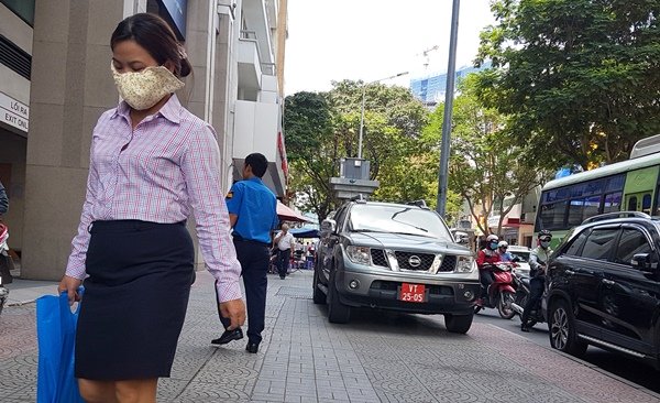 Chủ tịch TP.HCM: 'Vỉa hè không phải nơi xóa đói giảm nghèo​'