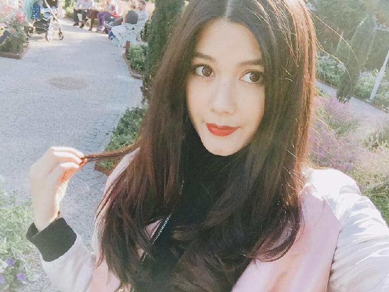 Thiếu nữ này có nickname là Lina Hoàng. Cách đây 2 năm, cô từng tham gia đóng trong MV Đâu ai đợi mình của Trịnh Thăng Bình.