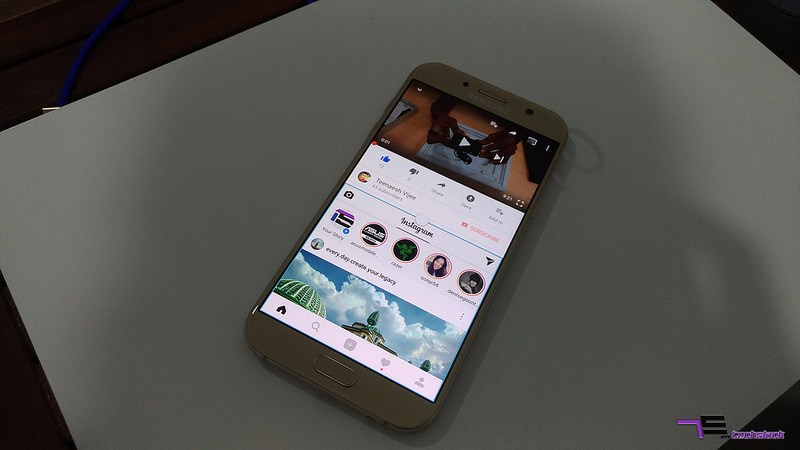 Đạt tiêu chuẩn chống bụi và nước (IP68): Với tiêu chuẩn IP68, nghĩa là chiếc smartphone này chịu được nước ở mức độ 8, cũng là mức cao nhất. Với tiêu chuẩn này, nghĩa là bạn có thể vừa đi vừa nhắn tin dưới trời mưa mà không lo hỏng máy, cũng như có một bức selfie trong bể bơi cũng không thành vấn đề với tiêu chuẩn này. Tuy nhiên, không phải smartphone nào phát hành năm 2017 cũng sở hữu IP68, kể cả những phiên bản cao cấp, nhưng Galaxy A7 (2017) lại được nhà sản xuất trang bị tính năng này, nên bạn cũng không quá lo nếu chẳng may điện thoại dính mưa, dính bụi và thậm chí rơi xuống bể bơi, nó vẫn có thể chịu đựng được ở độ sâu 1,5m trong vòng 30 phút.