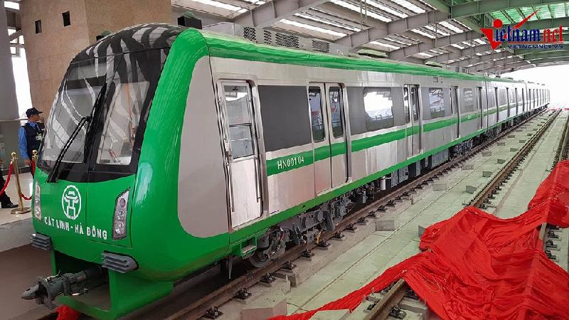 Đoàn tàu được mở bạt cho người dân đến tham quan