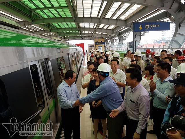  Hiện trường xây dựng nhà ga đã xong và đang triển khai lắp đặt thiết bị, đủ điều kiện để đón người dân đến tham quan, tìm hiểu về dự án; bước đầu tạo sự gần gũi thân thiện, từ đó tạo thói quen sử dụng hình thức giao thông mới - giao thông đường sắt đô thị.