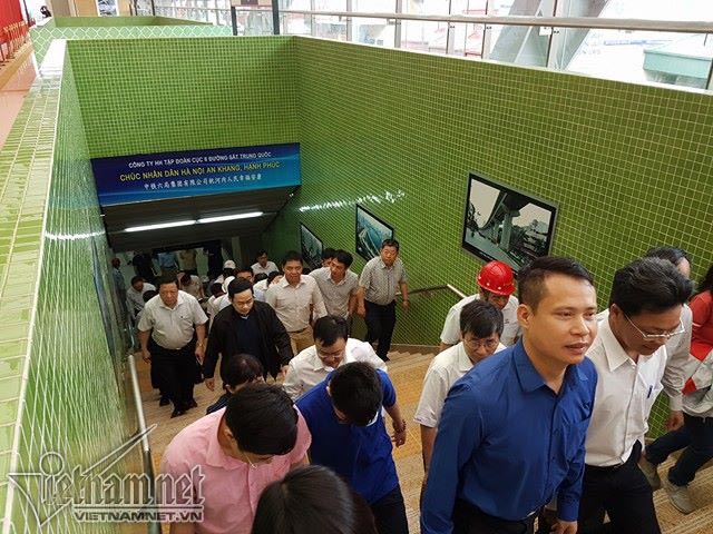 Người dân nườm nượp tham quan nhà ga đường sắt trên cao La Khê sáng nay