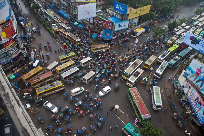 Con đường di chuyển nghẹt thở khắp thế giới hình ảnh 4 Thành phố Dhaka có khoảng 14,5 triệu dân. Bức ảnh chụp lại đường phố khi trời mưa, xe bus cố gắng chen khỏi đám đông.