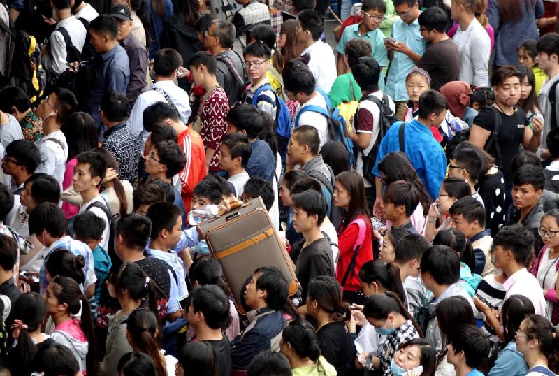Con đường di chuyển nghẹt thở khắp thế giới hình ảnh 8 Các du khách ở thành phố Trịnh Châu (Trung Quốc) đợi tàu và ghế ngồi vào ngày cuối cùng trước Quốc khánh.