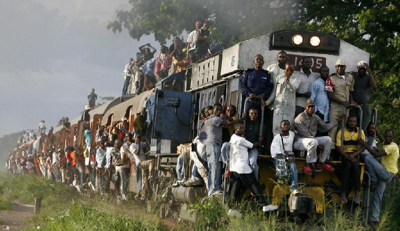Con đường di chuyển nghẹt thở khắp thế giới hình ảnh 14 Tại Kinshasa (Cộng hòa Dân chủ Congo), chuyến tàu này chạy hai lần mỗi ngày để đưa người dân đi làm và về nhà. Địa hình và khí hậu ở Congo gây ra những rào cản nghiêm trọng với việc xây dựng đường xá và đường sắt, trong khi khoảng cách giữa các địa điểm rất xa.