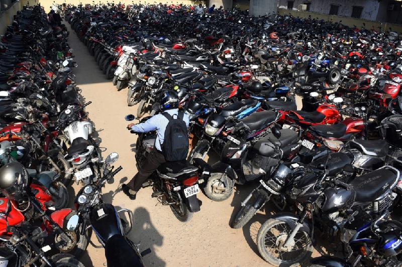 Con đường di chuyển nghẹt thở khắp thế giới hình ảnh 16 Một người Ấn Độ tìm kiếm chỗ để xe máy giữa bãi đỗ xe đông đúc tại một ga tàu điện ngầm ở New Delhi.