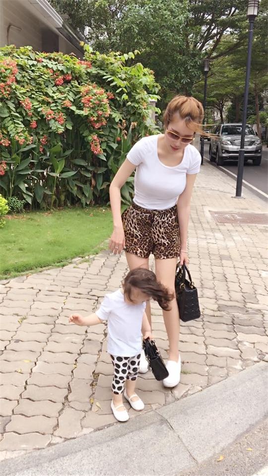 Hay khi ra đường cũng phải tông xuyệt tông cùng mẹ