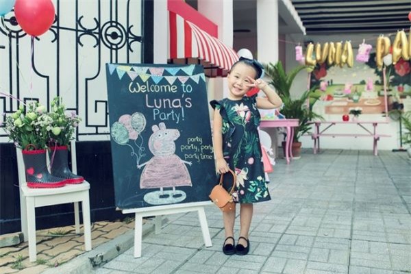 Cô bé có môt bộ sưu tập túi xách không thua gì người lớn