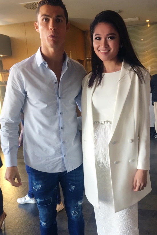 CR7 ôm eo chụp ảnh cùng Á hậu Thùy Dung