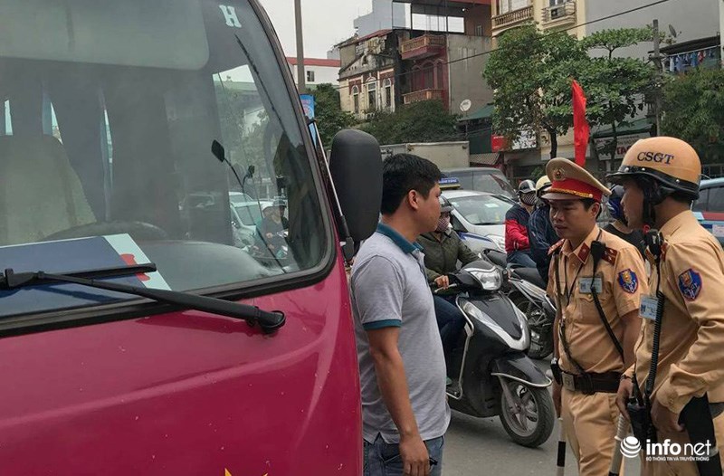 Các chiến sĩ CSGT tiến hành kiểm tra hành chính với người điều khiển phương tiện.