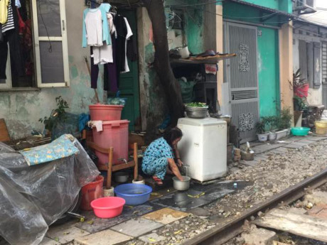 Những sinh hoạt hàng ngày của người dân khu đường tàu đều nằm ngay bên cạnh đường ray tàu hỏa, từ giặt giũ, nấu cơm, rửa bát... Tất cả đều đã trở thành một điều bình thường trong cuộc sống của họ.