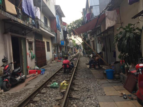 Họ đã quen với không gian sống không thoải mái của mình, đường ray tàu hỏa nghiễm nhiên trở thành cái sân nhà nơi có thể kê ghế ngồi hóng mát. 