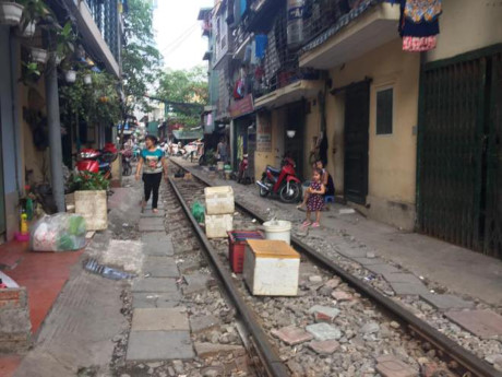 Người phụ nữ đang xếp hàng hóa ra giữa đường ray tàu, khi được hỏi lí do, người phụ nữ thản nhiên trả lời, vì nắm rõ được lịch tàu đi, tàu về nên không lo.
