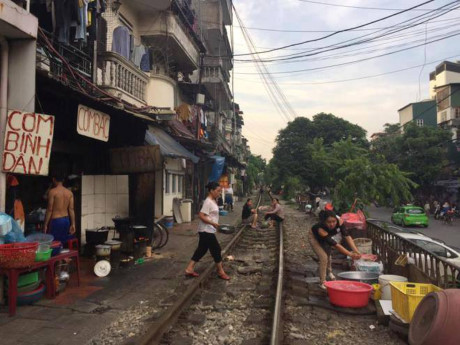 Rất nhiều những quán cơm mọc lên bên đường tàu ở đoạn đường Phùng Hưng. Không chỉ chấp nhận cuộc sống với không gian sống nhỏ hẹp, họ còn có cách để mưu sinh hàng ngày.