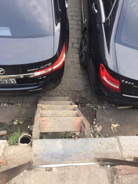 Chiếc cầu thang tự chế của người dân khu đường tàu, để tiện đi từ đường Phùng Hưng lên.
